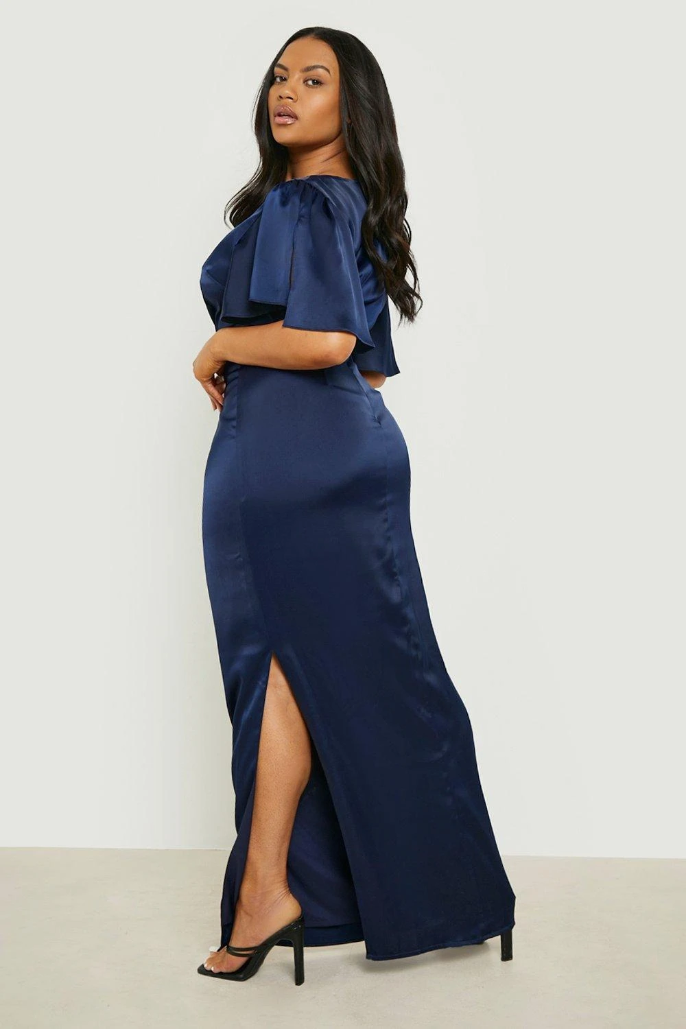 Plus Satin-Maxikleid Mit Weiten Ärmeln 4 Plus Satin-Maxikleid Mit Weiten Ärmeln – Bild 2