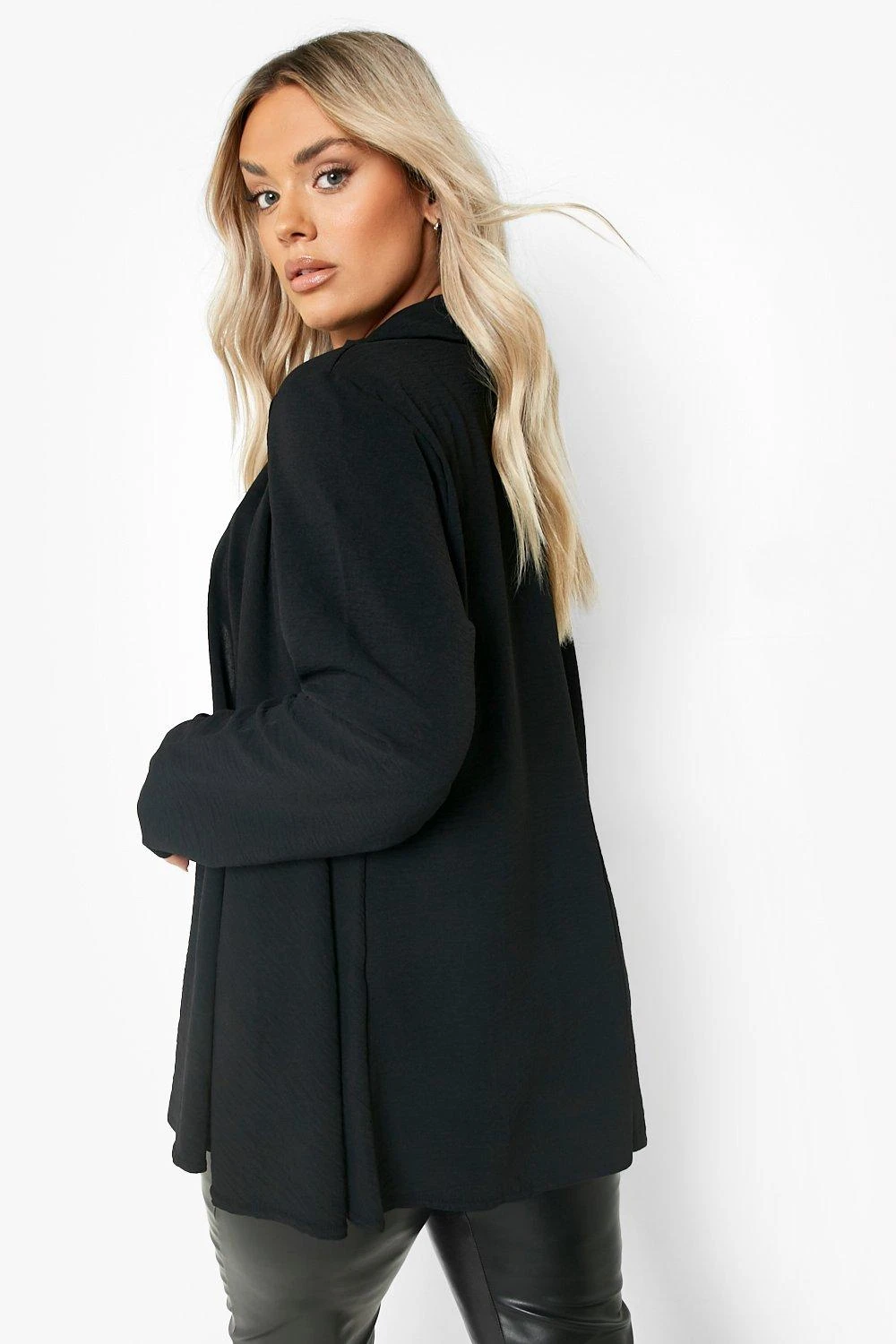 Plus Kimono Aus Crepe-Stoff Mit Wasserfall-Ausschnitt 4 Plus Kimono Aus Crepe-Stoff Mit Wasserfall-Ausschnitt – Bild 2