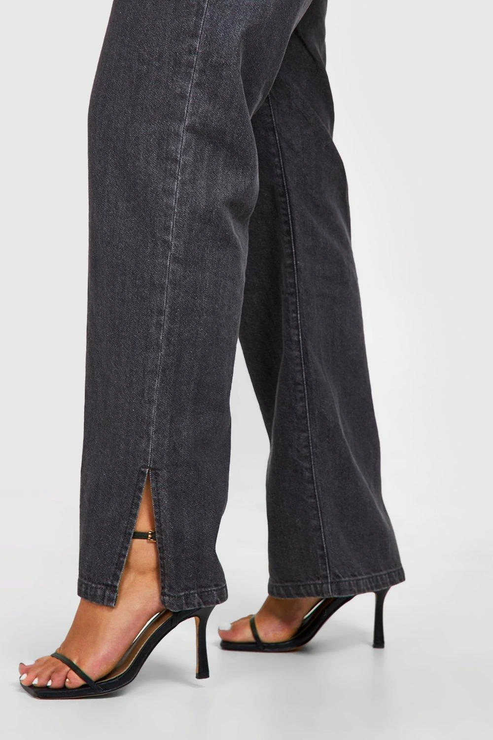 Plus Low-Rise Jeans Mit Geradem Bein Und Geteiltem Saum 6 Plus Low-Rise Jeans Mit Geradem Bein Und Geteiltem Saum – Bild 4