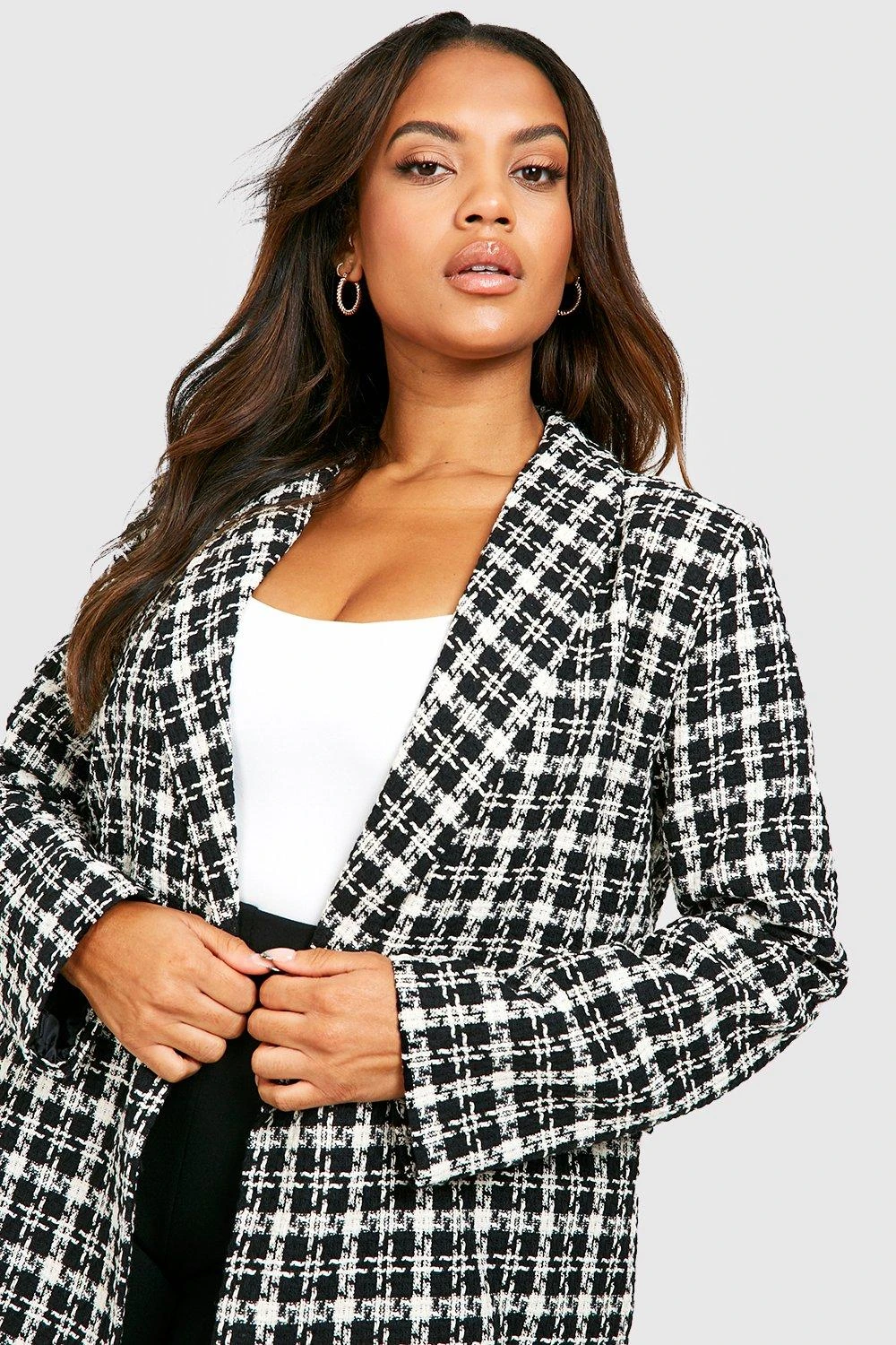 Plus Zweireihiger Karierter Bouclee-Blazer 6 Plus Zweireihiger Karierter Bouclee-Blazer – Bild 4