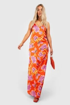 Plus Florales Satin-Maxikleid