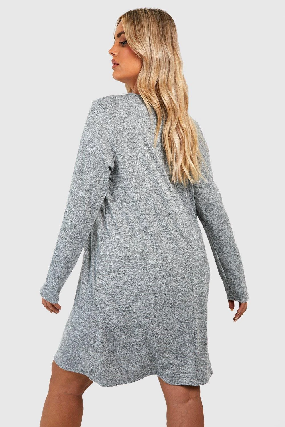 Plus Gestricktes Smokkleid 4 Plus Gestricktes Smokkleid – Bild 2