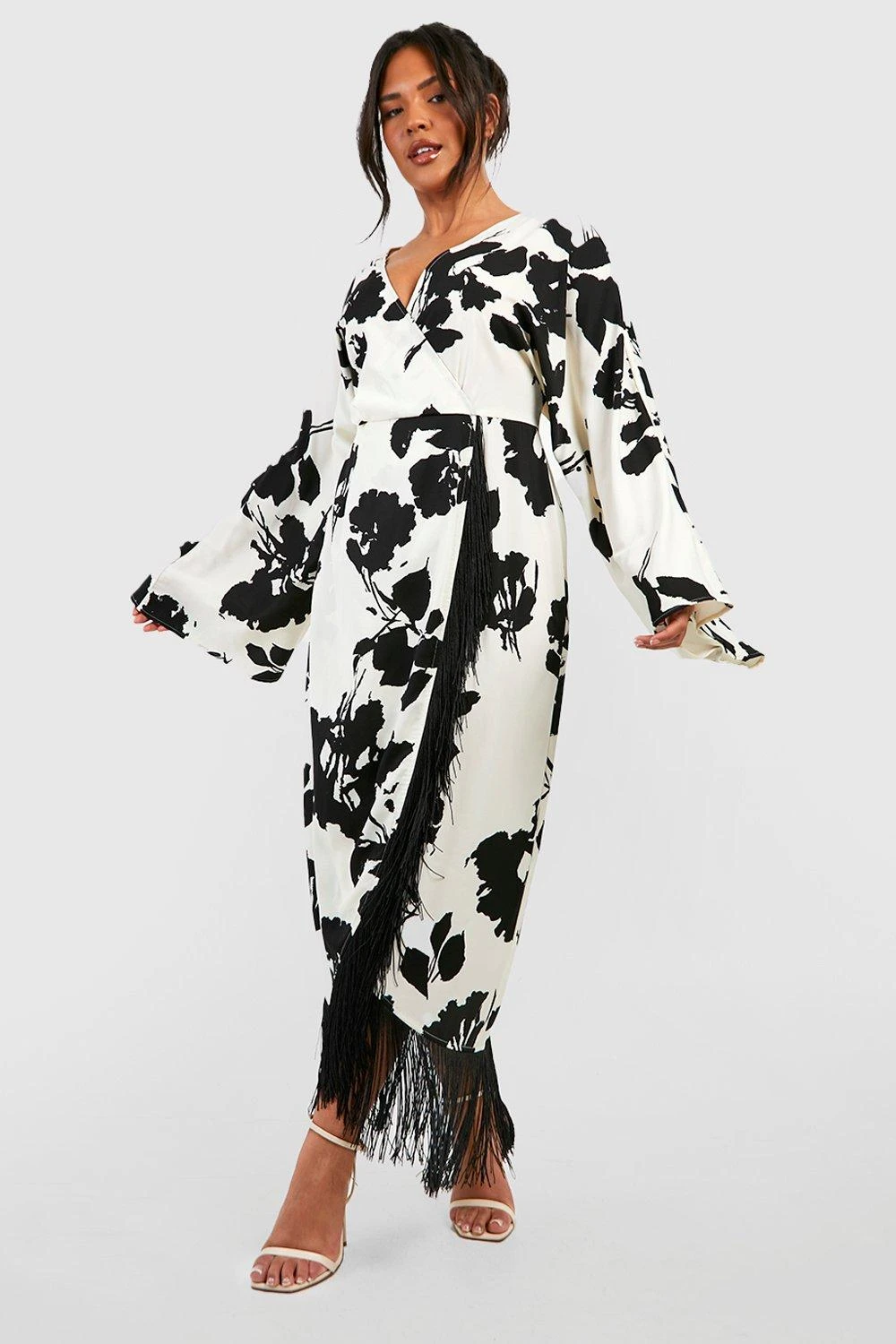 Plus Wickelkleid Mit Quasten-Saum 3 Plus Wickelkleid Mit Quasten-Saum