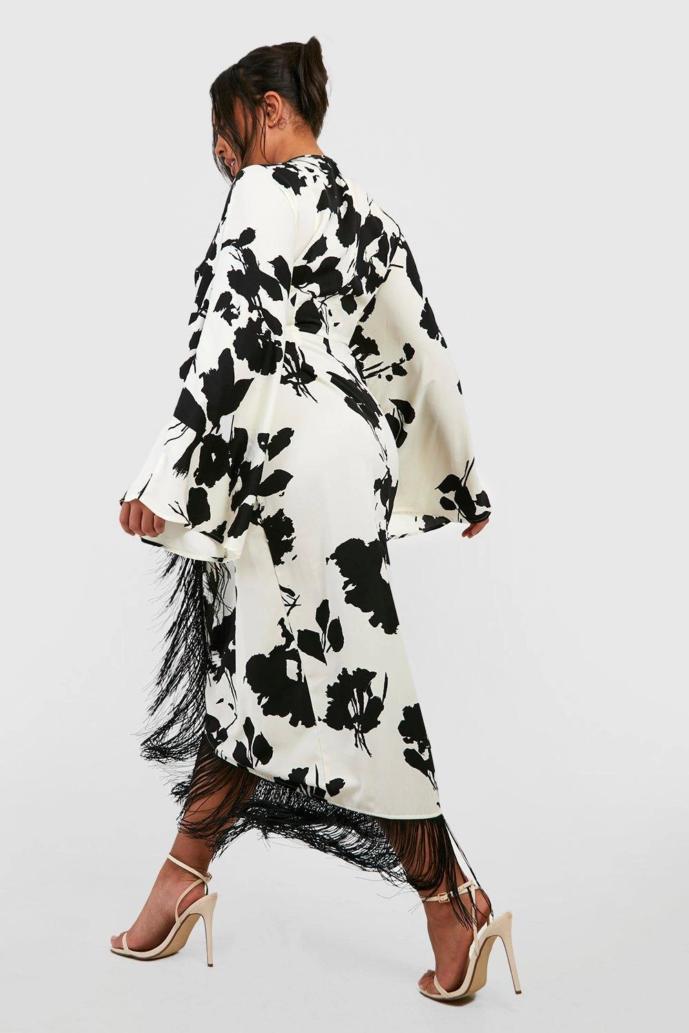 Plus Wickelkleid Mit Quasten-Saum 4 Plus Wickelkleid Mit Quasten-Saum – Bild 2