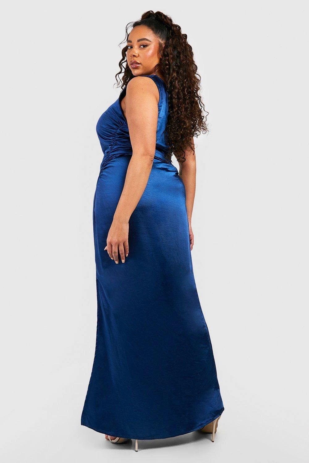 Plus Einärmliges Gerafftes Brautjungfern Satin-Maxikleid 4 Plus Einärmliges Gerafftes Brautjungfern Satin-Maxikleid – Bild 2