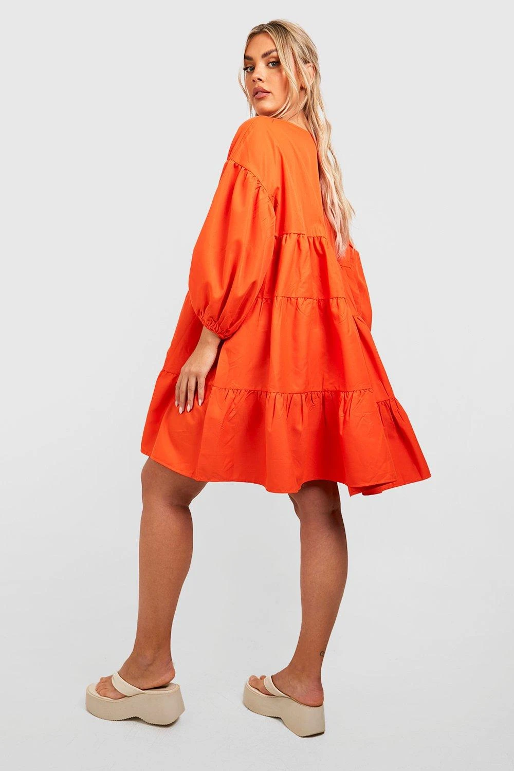 Plus Gestuftes Smokkleid Mit Puffärmeln 4 Plus Gestuftes Smokkleid Mit Puffärmeln – Bild 2