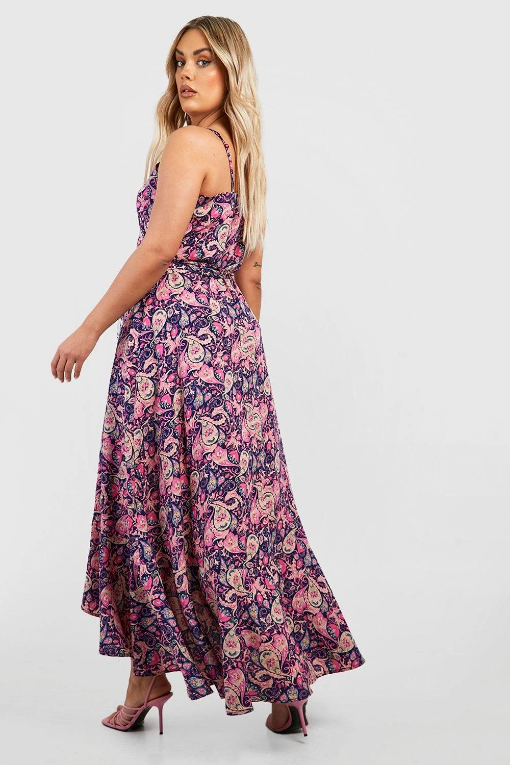 Plus Midikleid Mit Knopf-Detail Und Rüschensaum 4 Plus Midikleid Mit Knopf-Detail Und Rüschensaum – Bild 2