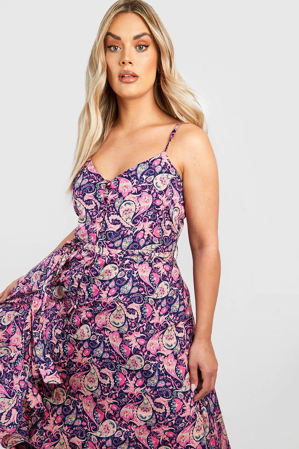 Plus Midikleid Mit Knopf-Detail Und Rüschensaum 6 Plus Midikleid Mit Knopf-Detail Und Rüschensaum – Bild 4