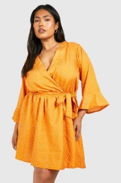 Plus Gepunktetes Rüschen-Wickelkleid
