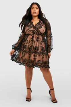 Plus Spitzen-Skaterkleid Mit Tiefem Ausschnitt