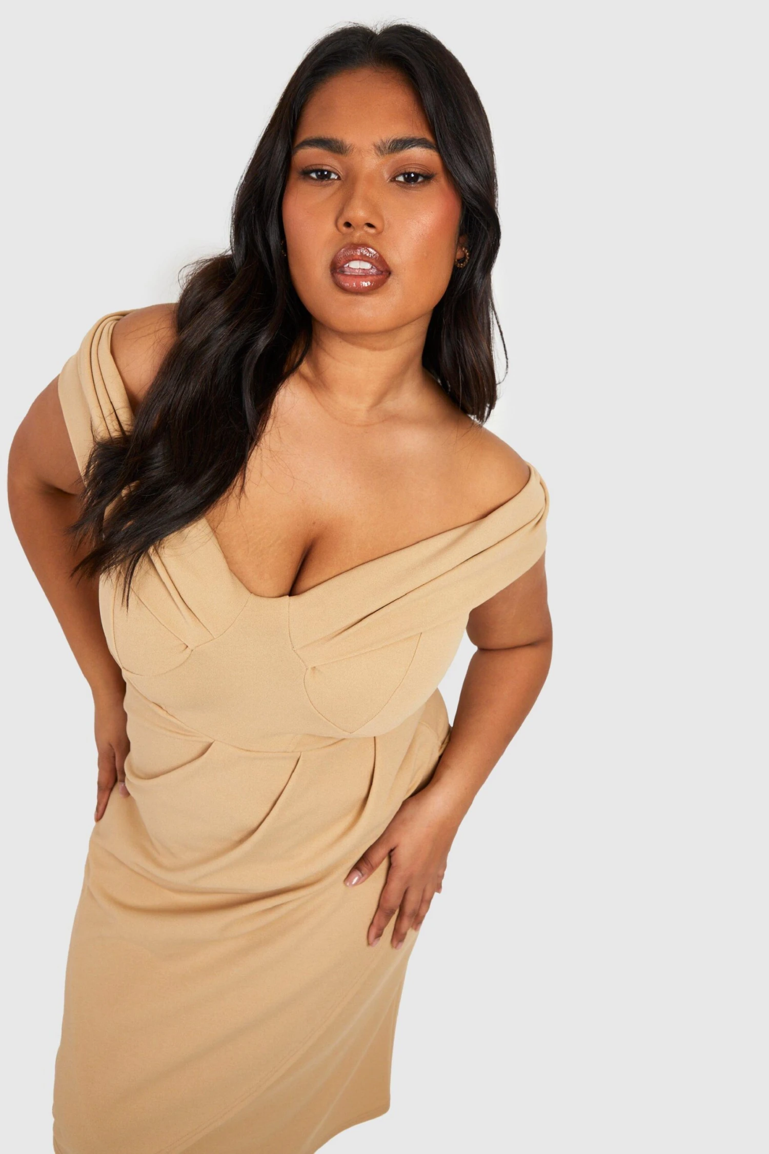 Plus Schulterfreies Wickel-Midikleid Mit Korsett 6 Plus Schulterfreies Wickel-Midikleid Mit Korsett – Bild 4