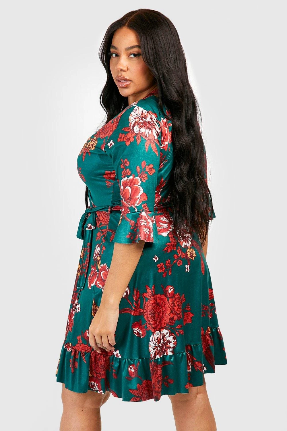 Plus Florales Wickel-Skaterkleid Mit Gürtel 4 Plus Florales Wickel-Skaterkleid Mit Gürtel – Bild 2