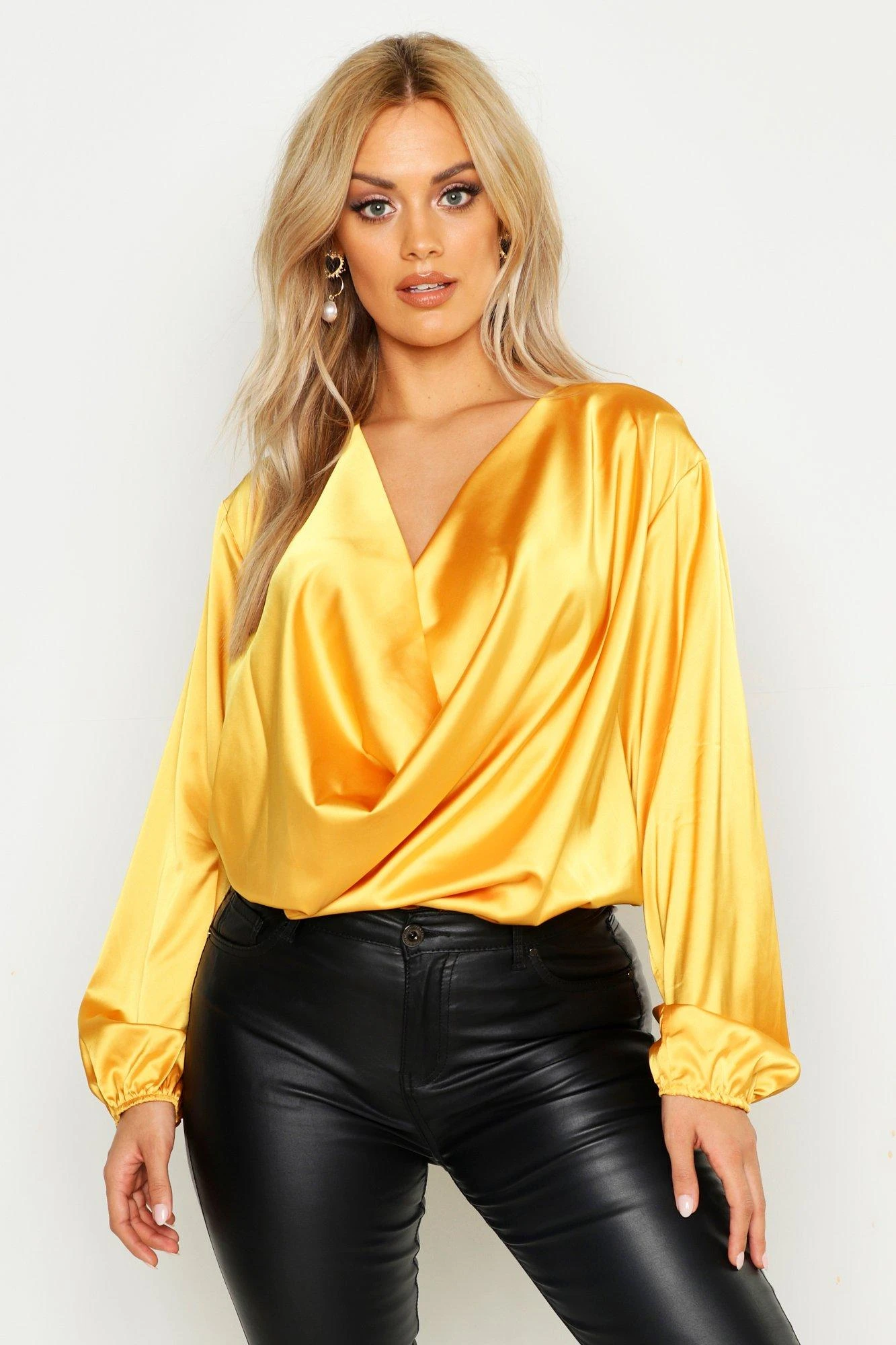 Plus Langärmlige Satin-Bluse Mit Wasserfallausschnitt 3 Plus Langärmlige Satin-Bluse Mit Wasserfallausschnitt