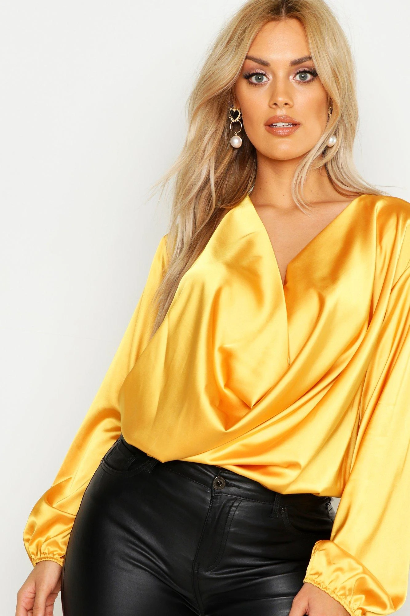 Plus Langärmlige Satin-Bluse Mit Wasserfallausschnitt 6 Plus Langärmlige Satin-Bluse Mit Wasserfallausschnitt – Bild 4